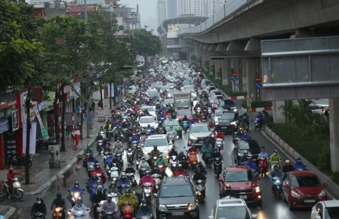 Mưa, rét khiến tình hình giao thông Thủ đô ùn tắc trên nhiều tuyến đường. Ảnh: Kinh tế đô thị