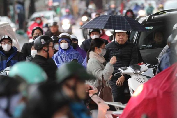 Do ảnh hưởng của không khí lạnh khiến người dân di chuyển chật vật trên đường đi làm, nhiều tuyến phố ùn tắc cục bộ.