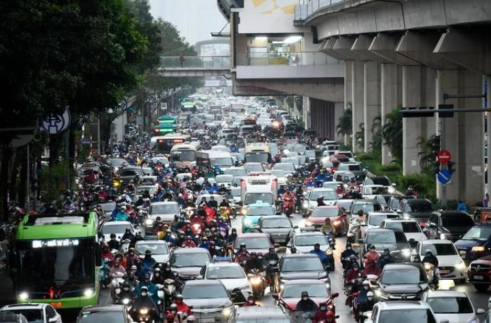 Trên đường Nguyễn Trãi ùn kéo dài hướng từ hầm chui Thanh Xuân về Ngã Tư Sở. Ảnh: Tiền Phong