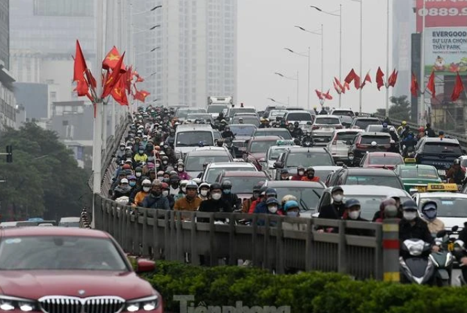 Trên cầu vượt Nguyễn Chí Thanh lượng xe ùn kéo dài. Ảnh: Tiền Phong