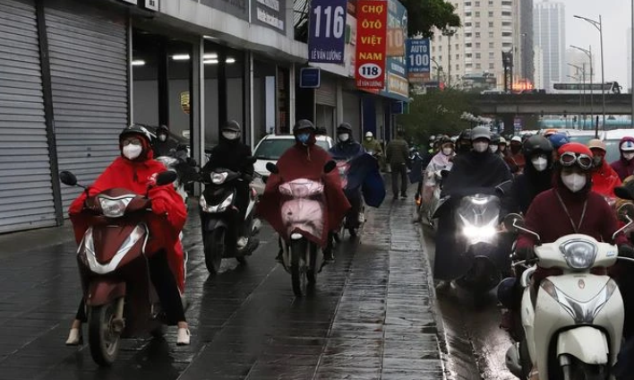 Do tình trạng ùn tắc kéo dài, nhiều người đi xe máy đã đi lên vỉa hè để "thoát ùn tắc". Ảnh: VietNamNet