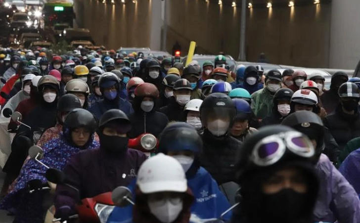 Thời điểm 7h45, tại hầm chui Thanh Xuân, hướng về đường Tố Hữu (Thanh Xuân, Hà Nội), dòng phương tiện ken đặc, nhích từng mét. Ảnh: VietNamNet