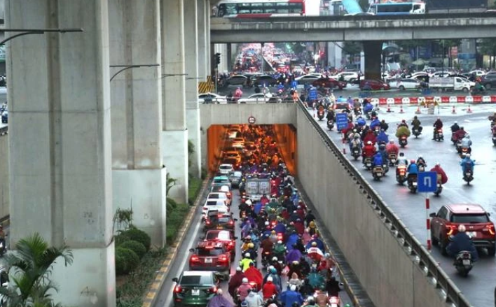 Hầm chui Thanh Xuân ùn tắc diễn ra cả 3 tầng giao thông. Ảnh: Kinh tế đô thị