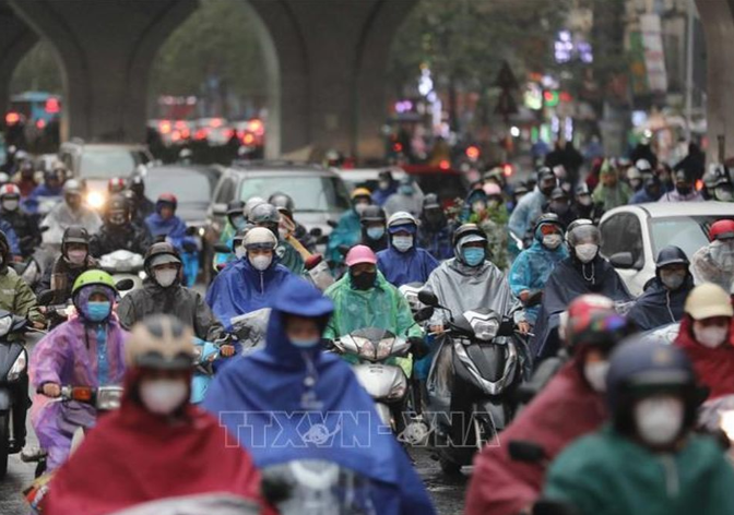 Người dân di chuyển chật vật trên đường đi làm, nhiều tuyến phố ùn tắc cục bộ. Ảnh: TTXVN