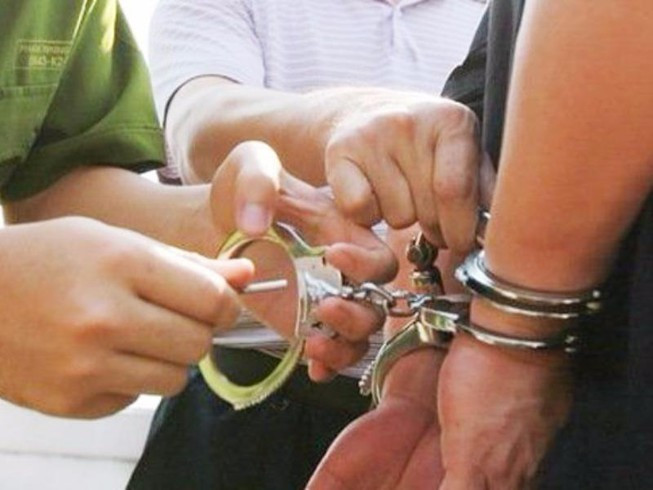 Liên quan đến vụ án này, từ tháng 9/2023 đến nay, cơ quan điều tra còn ra quyết định khởi tố, thực hiện lệnh bắt tạm giam đối với 8 người khác, gồm: ông Lã Tuấn Hưng - TGĐ Tổng Công ty Cổ phần Sông Hồng; ông Nguyễn Hồng Sơn - Phó Tổng Giám đốc Công ty AIC; Nguyễn Viết Toản và Nguyễn Đăng Linh (đều là cựu nhân viên của Công ty AIC); cùng các ông Trần Văn Tuynh - cựu Giám đốc, Nguyễn Đằng An - cựu Trưởng phòng kế hoạch tổng hợp, Nguyễn Kim Huân - cựu Phó trưởng phòng kế hoạch tổng hợp, đều của Ban quản lý dự án công trình xây dựng y tế; Đặng Xuân Minh - Chủ tịch HĐQT, Tổng Giám đốc Công ty CP Thẩm định giá BTC VALUE. (Ảnh minh họa) 