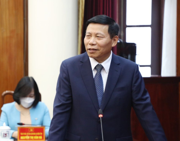 Ông Chiến xuất phát từ cán bộ Đoàn sau đó làm Bí thư Tỉnh đoàn tỉnh Bắc Ninh rồi nắm giữ nhiều chức vụ quan trọng trong bộ máy chính quyền của tỉnh như: Trưởng ban Tuyên giáo Tỉnh ủy Bắc Ninh; Phó Chủ tịch UBND tỉnh Bắc Ninh; Chủ tịch UBND tỉnh Bắc Ninh nhiệm kỳ 2004-2011, 2011-2016; Phó Bí thư, Chủ tịch UBND tỉnh Bắc Ninh nhiệm kỳ 2011-2016. Ông Chiến nguyên là Đại biểu Quốc hội khóa XIV nhiệm kỳ 2016-2021, thuộc đoàn đại biểu Quốc hội tỉnh Bắc Ninh.