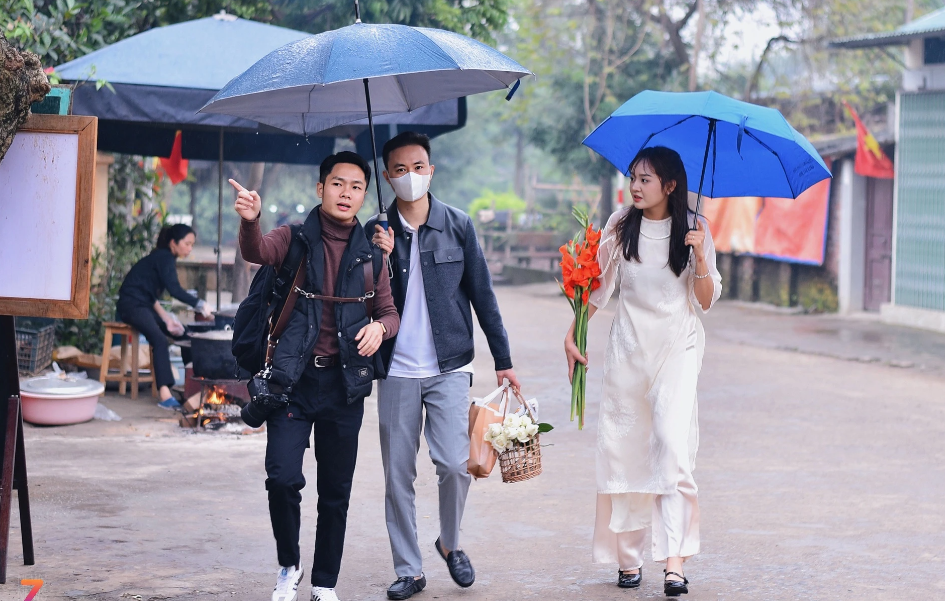 Chưa cần đến cuối tuần, làng cổ Đường Lâm (thị xã Sơn Tây, Hà Nội) đã tấp nập người trẻ đến tham quan và chụp ảnh.