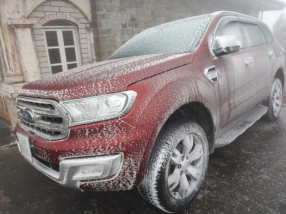 Băng giá bám dày, phủ trắng ô tô. 