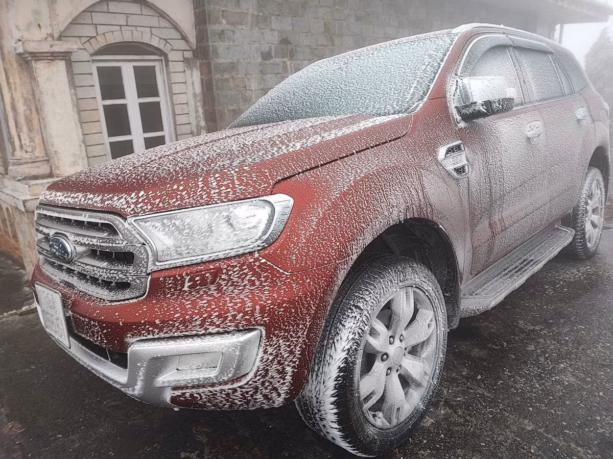 Băng giá bám dày, phủ trắng ô tô. 