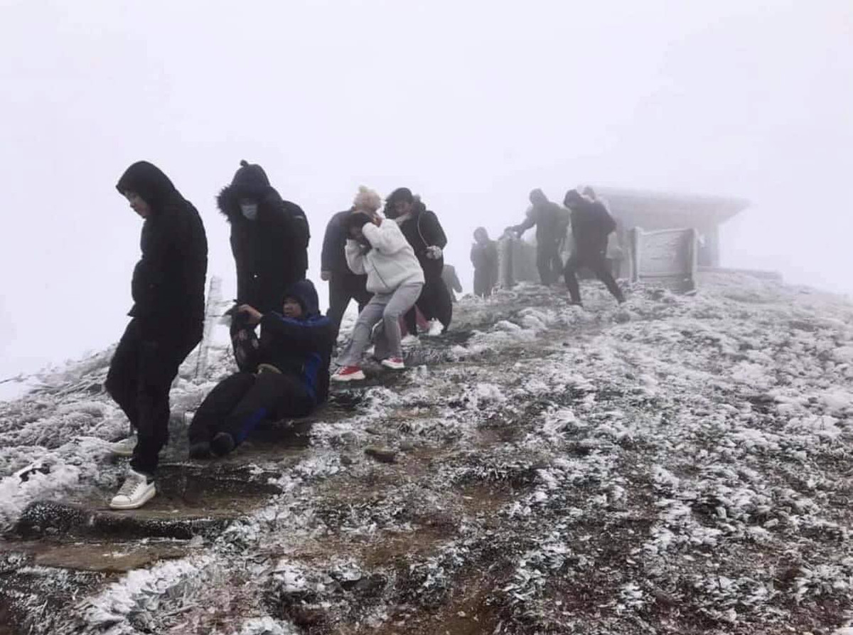 Nhiều du khách từ Hà Nội, Bắc Ninh, Hải Phòng khi nghe tin băng tuyết xuất hiện ở Mẫu Sơn đã tìm đến tận hưởng cảnh sắc ít gặp này. 
