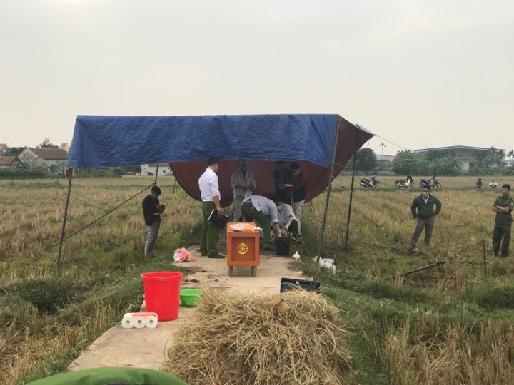 Thông tin ban đầu xác định, nạn nhân là nam giới, tử vong trong tư thế nằm úp, 2 tay khoanh trước ngực, cạnh hiện trường có một chiếc xe đạp và một chiếc đèn pin (cách thi thể 5m). Sau đó, cơ quan chức năng nhanh chóng rà soát lai lịch của nạn nhân và phát đi thông tin tìm người nhà với những đặc điểm nhận dạng. (Ảnh minh họa, nguồn internet)