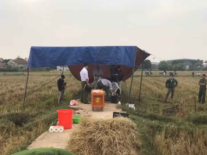 Thông tin ban đầu xác định, nạn nhân là nam giới, tử vong trong tư thế nằm úp, 2 tay khoanh trước ngực, cạnh hiện trường có một chiếc xe đạp và một chiếc đèn pin (cách thi thể 5m). Sau đó, cơ quan chức năng nhanh chóng rà soát lai lịch của nạn nhân và phát đi thông tin tìm người nhà với những đặc điểm nhận dạng. (Ảnh minh họa, nguồn internet)