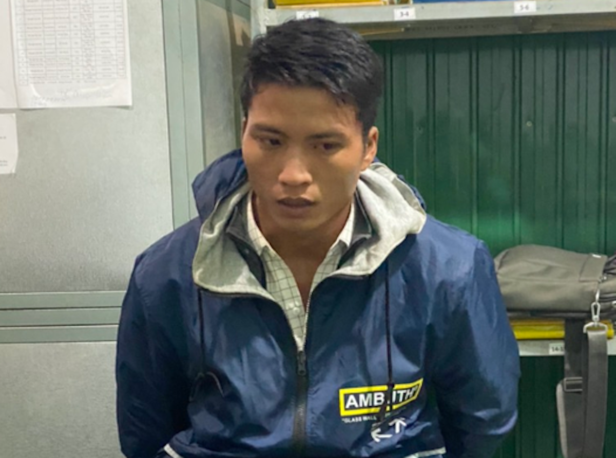 Khoảng 4h ngày 7/2/2021, Tùng mang theo dao chạy xe máy đến đoạn đường qua khu vực đồng ruộng vắng vẻ thuộc địa bàn ấp Phú Lạc, xã Thanh Phú, thị xã Bình Long rồi chặt một khúc tre tầm vông mang theo, sau đó ẩn mình đợi ông N. đi bán vé số. Đến khoảng 5h cùng ngày, thấy ông N. đi xe đạp ngang qua, Tùng cầm đoạn tre tầm vông bất ngờ đánh liên tiếp vào người khiến ông N. ngã xuống đường. Tùng tiếp tục đánh và kéo ông N. xuống ruộng gần đó. Khi thấy ông N. vùng bỏ chạy, Tùng đuổi theo và đè xuống đất, khống chế, tháo toàn bộ số vàng trên người lấy 2 chiếc nhẫn vàng 5 chỉ, 1 chiếc nhẫn vàng 3 chỉ và 1 giỏ xách có số tiền hơn 1,5 triệu đồng, rồi bỏ trốn. Tổng trị giá tài sản Nguyễn Thanh Tùng chiếm đoạt được trên 70 triệu đồng. 