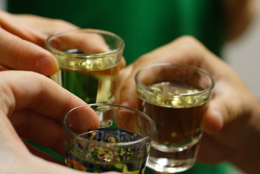 Theo lời khai của hung thủ, sáng 18/2, Hoài, Khanh, chị N. và một số công nhân tổ chức ăn nhậu tại một xưởng gỗ ở ấp Lộ Đức. Sau khi nhậu xong, Khanh và Hoài rủ chị N. về khu nhà ở công nhân của mình. Tại đây, Hoài đòi giở trò đồi bại, nhưng bị chị N. chống cự lại. Thấy vậy, Khanh liền chạy lên giúp sức giữ tay, chân để Hoài bóp cổ nạn nhân đến bất động. Tiếp đó, Hoài và Khanh thay nhau thực hiện hành vi đồi bại. Sau đó cả hai khiêng xác nạn nhân ra ngoài vườn tràm đốt xác phi tang nhằm đánh lạc hướng cơ quan điều tra. (Ảnh minh họa, nguồn internet) 