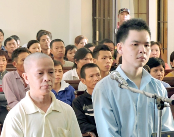 Sáng 20/2, lửa tiếp tục cháy nên Hoài báo cho chủ xưởng gỗ cùng mọi người tổ chức dập lửa. Trong lúc dập lửa, Khánh “vô tình” phát hiện thấy xác nạn nhân nhằm đánh lạc hướng cơ quan điều tra. Tuy nhiên, toàn bộ “màn kịch” của hai kẻ thủ ác đã bị cơ quan công an nhanh chóng vạch trần. Ngày 25/9/2015, TAND tỉnh Đồng Nai đã tuyên án bị cáo Bùi Thanh Hoài mức án tử hình về tội “Giết người”, 8 năm tù về tội “Hiếp dâm”, 3 năm tù về tội “Cướp tài sản”, tổng hợp hình phạt là tử hình. Bị cáo thứ hai là Lương Tấn Khanh bị tuyên tù chung thân về tội “Giết người”, 8 năm tù về tội “Hiếp dâm”, tổng hợp hình phạt tù chung thân.