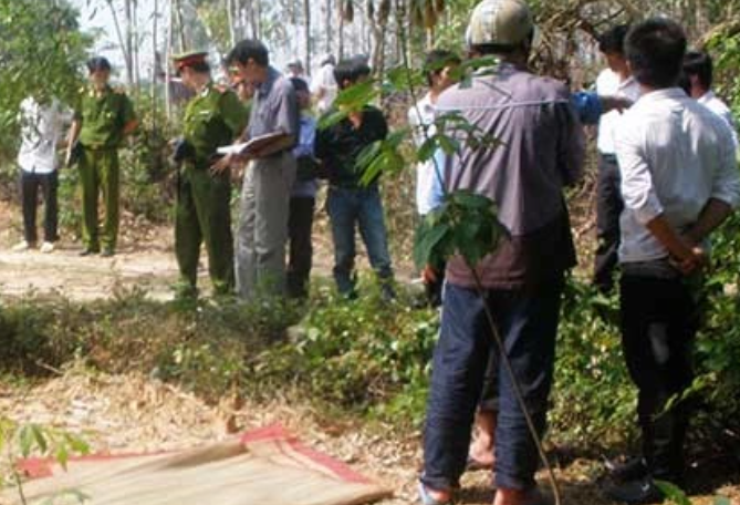 Nhận được tin báo, công an địa phương nhanh chóng có mặt tại hiện trường. Nghi vấn ban đầu đây là một vụ án mạng nên công an huyện Trảng Bom đã báo cáo lên Phòng PC45 công an tỉnh Đồng Nai đề nghị phối hợp điều tra làm rõ thủ phạm. Nạn nhân được xác định là chị P.T.P.N. (30 tuổi, ngụ xã Hố Nai 3, huyện Trảng Bom). Người thân cho biết sáng 18/2, chị N. rời nhà bằng xe máy Air Blade. Khi đi chị mang theo điện thoại di động iPhone 4, đến tối vẫn không thấy về nên gia đình đi tìm nhưng không thấy. (Hiện trường nơi xảy ra vụ án) 