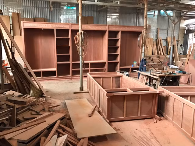 Thu thập thông tin, công an điều tra xác định tại xưởng gỗ phát hiện xác chị N. đã ngưng hoạt động để nghỉ Tết nhưng vẫn có 2 bảo vệ trông coi là Lương Tấn Khanh (38 tuổi, ngụ huyện Tân Phú, Đồng Nai) và Bùi Thanh Hoài (29 tuổi, ngụ huyện Tân Thạnh, Long An). Hai người này nhanh chóng bị công an đưa vào “tầm ngắm” để điều tra. (Ảnh minh họa, nguồn internet)