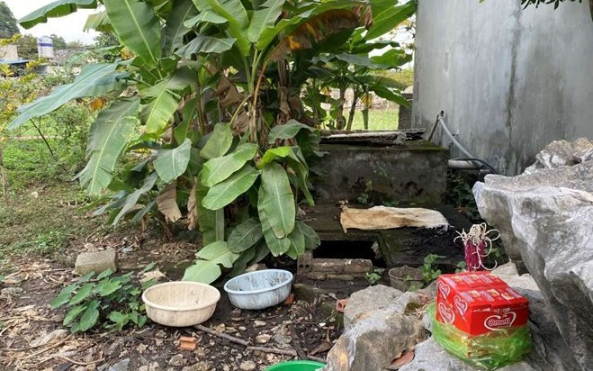 Theo hồ sơ vụ án, tối 6/12/2023, trong lúc tìm chú chó đi lạc, ông Nguyễn Văn Quỳ (ở thôn 5, làng Pháp Cổ, xã Lại Xuân, huyện Thủy Nguyên, Hải Phòng) phát hiện một bộ hài cốt ở bể nước bỏ hoang trong vườn nhà nên đã đến công an trình báo. Ngay lập tức, Công an xã Lại Xuân đã phối hợp với Phòng Cảnh sát hình sự (CATP Hải Phòng) bảo vệ hiện trường để điều tra làm rõ vụ việc. (Hiện trường nơi phát hiện hài cốt)