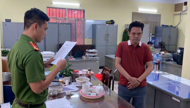 Ngày 22/1, Cơ quan CSĐT Công an TP HCM khởi tố vụ án, khởi tố bị can, bắt tạm giam Lã Quốc Trưởng (SN 1986, thường trú tại TP.Hà Nội, tạm trú tỉnh Bình Dương), Chủ tịch Hội đồng quản trị, người đại diện theo pháp luật Công ty Capel, về tội lừa đảo chiếm đoạt tài sản.