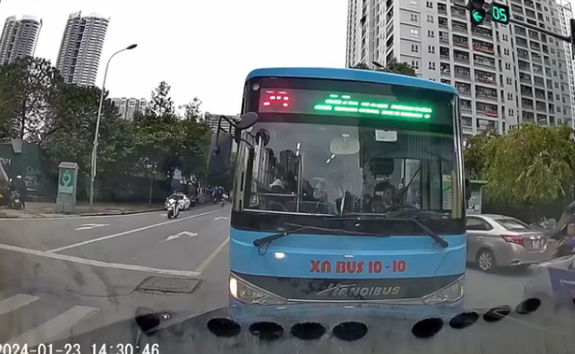 Ha Noi: Xu phat tai xe xe buyt lan lan vuot au, chan duong o to