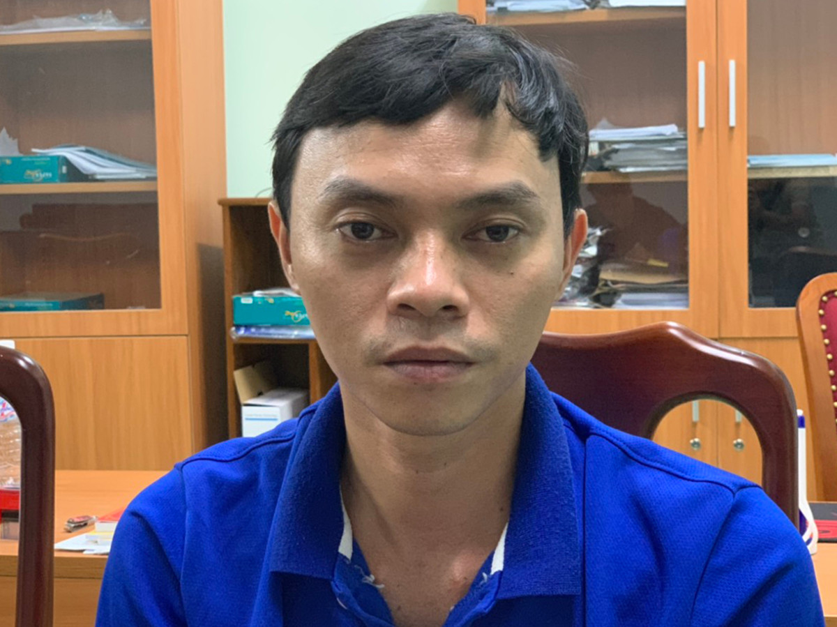 Phước khai có mâu thuẫn với nhân viên phục vụ quán hát nhưng không biết tên người này. Khoảng 2h40 ngày 18/2, Phước đi bộ đến quán karaoke Bảo Trân để đánh nhân viên quán karaoke. Trên đường đi, Phước nhặt một cục đá ven đường rồi mở cửa cổng nhà xe phía sau quán karaoke Bảo Trân để lên tầng 2. Dùng đèn pin điện thoại rọi vào các phòng hát karaoke nhưng không thấy ai, anh ta đi lên tầng 3 thì thấy anh Hiếu đang nằm ngủ một mình trong phòng. Phước dùng cục đá mang theo tấn công anh Hiếu rồi lấy trộm xe máy và tẩu thoát.