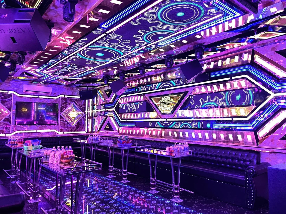 Theo thông tin của một số nhân viên phục vụ và chủ quán karaoke Bảo Trân, Hiếu và nhân viên B.T.H. (22 tuổi, ở xã Hành Nhân, huyện Nghĩa Hành) ngủ ở tầng 3 quán karaoke Bảo Trân. Khoảng 21h ngày 17/2, 3 thanh niên đến quán karaoke Bảo Trân hát và yêu cầu 3 nhân viên nữ tiếp khách. (Ảnh minh họa, nguồn Internet)