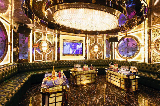 Đến 0h40 ngày 18/2, 3 thanh niên trên tính tiền ra về. Hiếu và B.T.H. cùng dọn dẹp phòng hát, sau đó lên tầng 3 nằm nghỉ. Một lúc sau, B.T.H. đi về TP Quảng Ngãi ngủ cùng bạn gái tại một nhà nghỉ. Đến khoảng 9h40 cùng ngày, chủ quán phát hiện anh Hiếu nằm bất tỉnh với nhiều vết thương trong phòng ngủ. (Ảnh minh họa, nguồn Internet) 