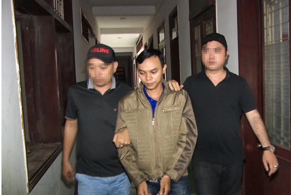 Áp dụng các biện pháp nghiệp vụ, Phòng Cảnh sát hình sự Công an tỉnh Quảng Ngãi trao đổi phối hợp với Công an tỉnh Bình Dương về đặc điểm, nhân thân, khu vực Phước đang lẩn trốn để phối hợp truy bắt. Đến 21h cùng ngày, Phước bị bắt giữ khi đi lang thang tại đường Nguyễn Văn Thành, phường Hiệp An, TP Thủ Dầu Một, tỉnh Bình Dương.