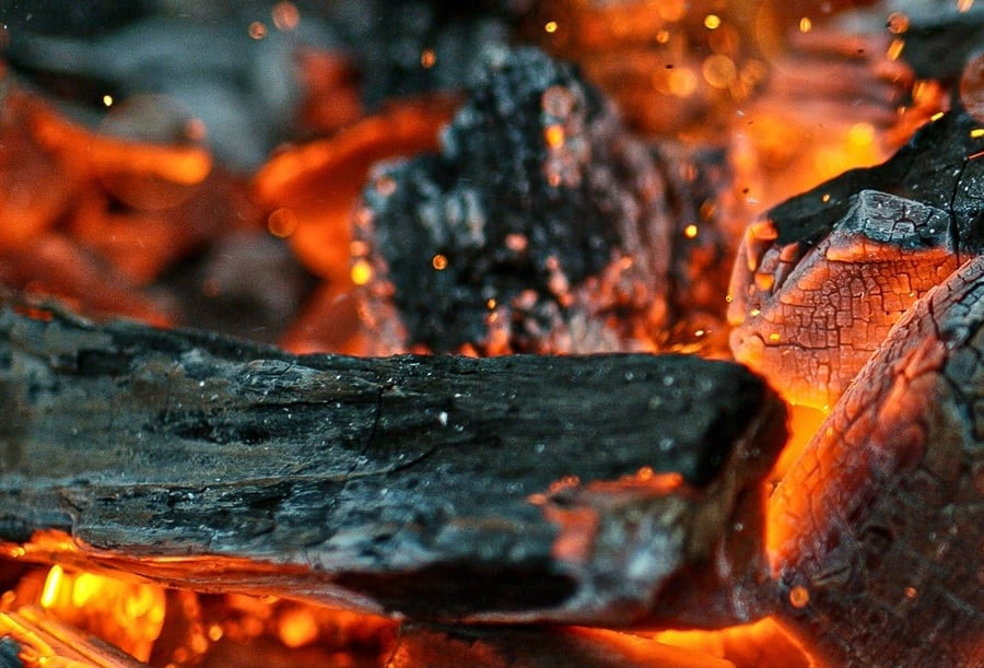 Ngộ độc khí CO có thể gây nên những tổn thương não khó hồi phục nếu không được phát hiện và xử lý kịp thời. Một số trường hợp ngộ độc nặng sẽ dẫn tới tử vong. Do đó, các chuyên gia khuyến cáo, khi thời tiết chuyển lạnh, thay vì sử dụng than, củi để sưởi ấm trong phòng, người dân có thể che chắn kỹ các phòng để giữ ấm, mặc quần áo phù hợp hoặc dùng đèn sưởi, quạt sưởi, điều hòa hai chiều. Bên cạnh đó, người dân cần uống đủ nước, đặc biệt là uống nước ấm, tăng cường ăn các thực phẩm dinh dưỡng để đảm bảo sức khỏe. Khi phát hiện người bị ngạt khí, cần nhanh chóng đưa nạn nhân rời khỏi phòng, ra ngoài không gian thoáng khí để kịp thời bổ sung oxy, đồng thời gọi cấp cứu hoặc đưa đến cơ sở y tế gần nhất. (Ảnh minh họa) 