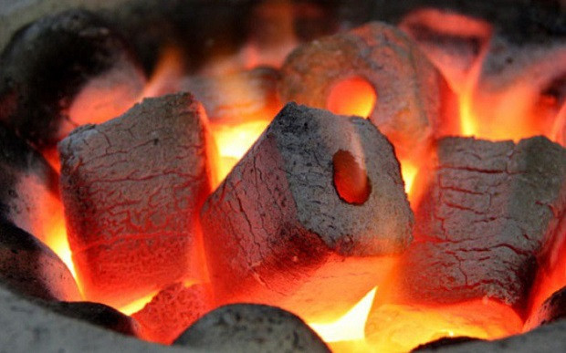 Qua những sự việc kể trên, theo bác sĩ Nguyễn Trung Nguyên - Giám đốc Trung tâm chống độc Bệnh viện Bạch Mai, các vụ ngộ độc khí than không phải hiếm do đặc điểm của khí CO là không màu, không mùi vị nên rất khó nhận biết, nhất là khi đang ngủ. Bác sĩ Nguyên nhấn mạnh, quá trình nhiễm độc khí xảy ra rất nhanh, khi bệnh nhân bắt đầu cảm thấy cơ thể bất thường gần như đã rơi vào tình trạng ngộ độc, khó nhận thức, không còn khả năng ứng phó để tự ra khỏi khu vực có khí độc rồi lịm dần. (Ảnh minh họa)