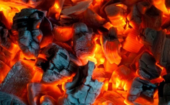  Đốt than sưởi ấm, 2 người tử vong, 2 người phải nhập viện cấp cứu: Tối 3/2/2022, do thời tiết lạnh, nhiệt độ xuống thấp nên bà Tr.T.Ch., 66 tuổi cùng con gái là chị D.T.L., 40 tuổi và 2 cháu trai Đ.D.A., 12 tuổi, Đ.V.T., 9 tuổi cùng nằm ngủ trong phòng kín tại nhà bà Ch. ở thôn Điền, xã Quảng Nham, huyện Quảng Xương, tỉnh Thanh Hóa. Phòng ngủ này có đốt chậu than để sưởi ấm. Đến khoảng 9h30 sáng 4/2, người thân không thấy bà Ch. cùng con gái và 2 cháu nhỏ ra khỏi nhà nên đến kiểm tra thì phát hiện cả 4 người nằm bất tỉnh trong phòng có chậu than đã tàn, liền hô hoán hàng xóm đến đưa nạn nhân đi cấp cứu. Bà Ch. cùng cháu T. đã tử vong. Còn chị L. và cháu A. bất tỉnh, được đưa đến bệnh viện cấp cứu kịp thời. Đến chiều 5/2, sức khỏe của chị L. và cháu A. đã ổn định. (Ảnh minh họa)