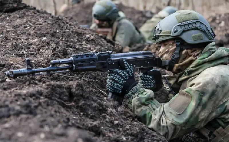 Các hệ thống phun lửa hạng nặng và các đơn vị điều khiển máy bay không người lái cũng tham gia. Lính bắn tỉa của Nga ở ngoại ô thành phố “hạ gục” những nhóm lính Ukraine nhỏ lẻ đang cố trốn khỏi vị trí của họ. Công việc chiến đấu cũng đang được tiến hành để gài mìn từ xa trên các tuyến đường rút lui qua cánh đồng. Ảnh: TASS.