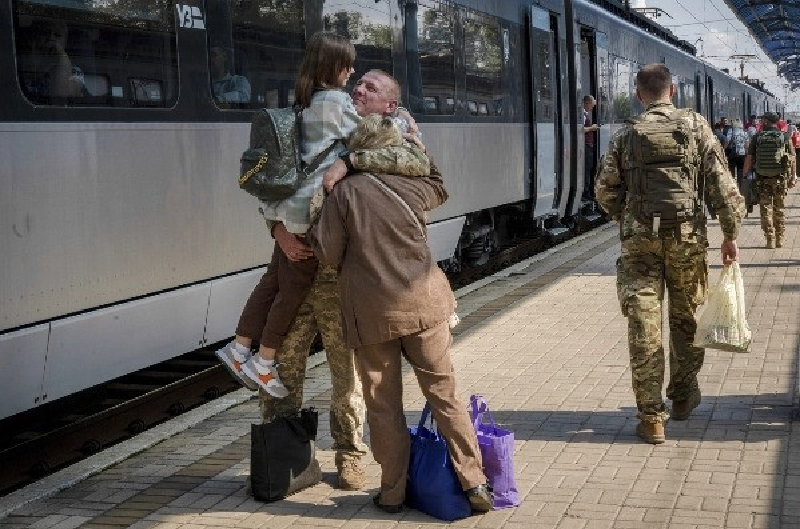 Ugledar nằm gần tuyến đường sắt từ Donetsk đến Mariupol, trong khi Mariupol là cảng chính của Nga trên biển Azov. Ugledar giống như một tiền đồn của Quân đội Ukraine, đóng vai trò quan trọng trong việc giữ vững lực lượng tiền tuyến của Ukraine. Ảnh minh họa: AP.