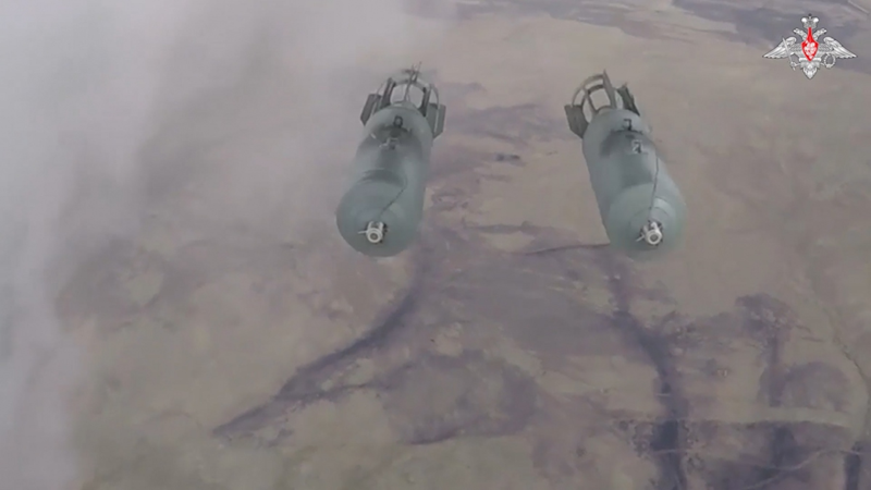 Theo trang Topwar, hiện pháo binh liên tục bắn loạt đạn vào các khu vực trong thành phố mà quân Ukraine chiếm đóng. Bom FAB trang bị các mô-đun lập kế hoạch và điều chỉnh bay từ trên không tấn công quân địch. Ảnh: Bộ Quốc phòng Nga.