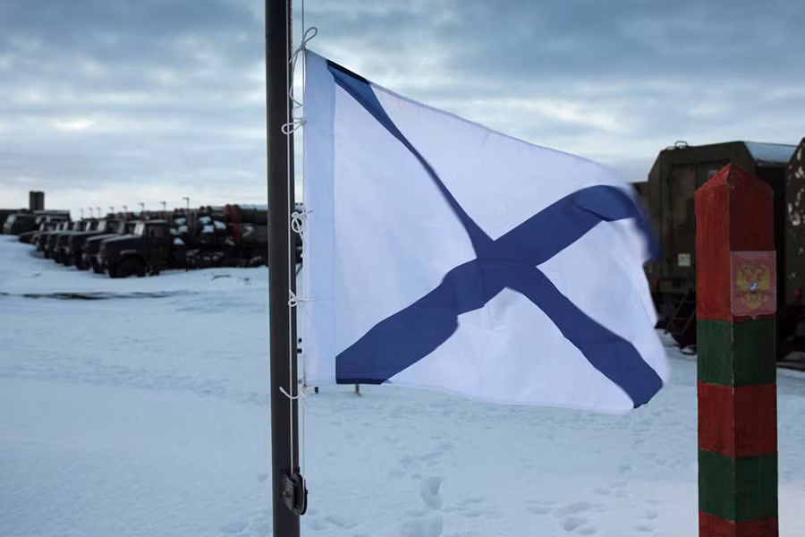 “Các điểm kiểm soát trên không và các đơn vi trinh sát, theo dõi sóng điện đàm đã được thành lập và bố trí từ bán đảo Kola và Novaya Zemlya tới Anadyr và Cape Schmidt”, nguồn tin khẳng định. Ảnh: Cờ Hải quân Nga tung băng trong gió lạnh Bắc Cực.