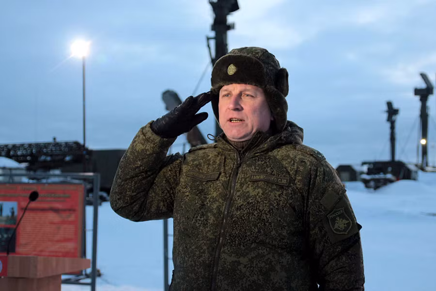 Sĩ quan chỉ huy đơn vị tên lửa phòng không S-300 bảo vệ vùng lãnh thổ thuộc Liên bang Nga ở Bắc Cực.