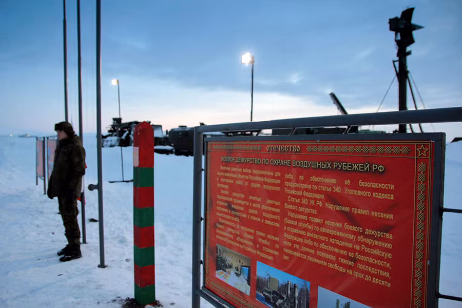 Tấm bảng trước cổng đơn vị tên lửa Nga cho thấy hình ảnh tổ hợp S-400.