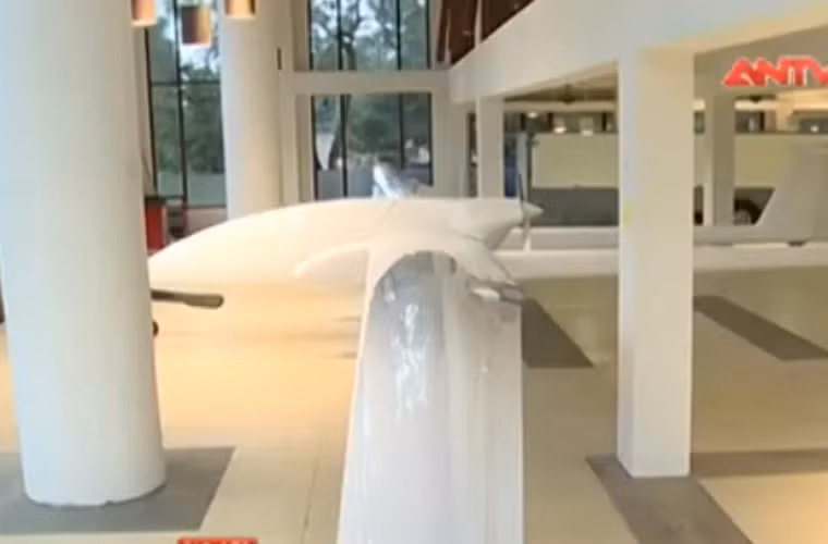 Cũng theo Viện này, máy bay không người lái HS-6L có sải cánh dài 22m, trang bị động cơ Rotax 914 cho tầm bay hành trình đến 4.000km, thời gian hoạt động liên tục 35 giờ, sử dụng hệ dẫn đường vệ tinh. HS-6L có khả năng mang camera trinh sát, radar. Dự kiến chương trình bay thử nghiệm máy bay không người lái HS-6L sẽ diễn ra trên Biển Đông trong quý II/2016.