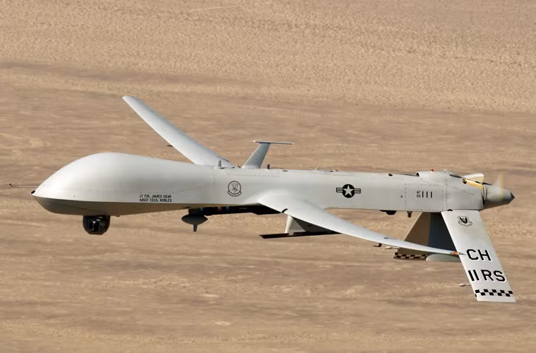 MQ-1 Predator là máy bay không người lái nổi danh do công ty General Atomics phát triển, cung cấp chủ yếu cho Không quân Mỹ và Cục tình báo Trung ương Mỹ (CIA). MQ-1 đã được sử dụng rất thành công ở Afghanistan và Pakistan trong cuộc chiến chống khủng bố.