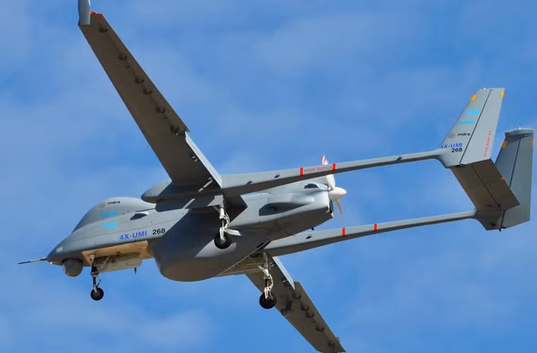 Máy bay không người lái tầm xa, độ cao trung bình IAI Heron do Israel sản xuất, với động cơ Rotax 914, UAV này có thể bay liên tục 52 tiếng đồng hồ, tốc độ bay tối đa 207km/h.