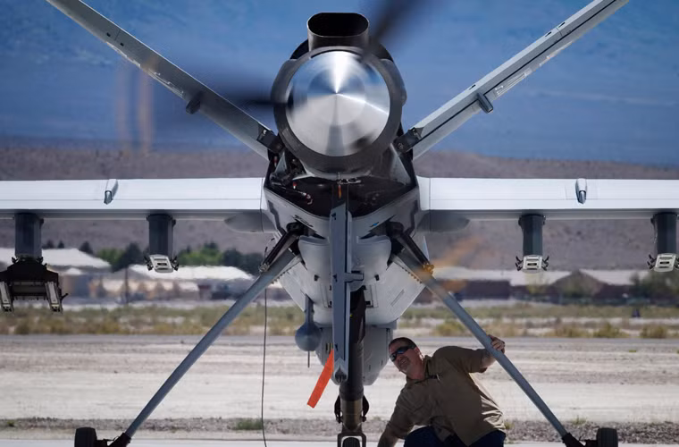 Với một động cơ Rotax 914 115 mã lực, UAV MQ-1 Predator có thể bay với tốc độ tối đa 217km/h, thời gian bay liên tục trên không 24 tiếng.