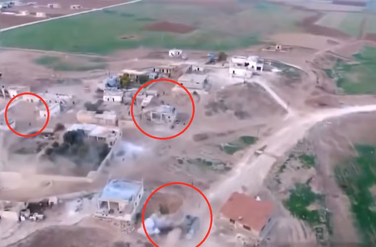 Cuộc tiến công diễn ra với tốc độ cao, vị trí vòng tròn đỏ dưới cùng là chiếc tăng T-72 đang khai hỏa tạo nên khói bụi lớn.