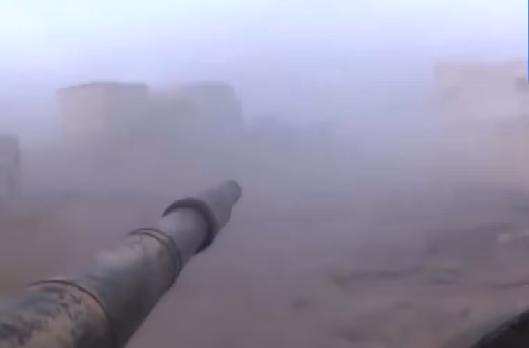 Khói bụi tung mù mịt tại điểm giao tranh.