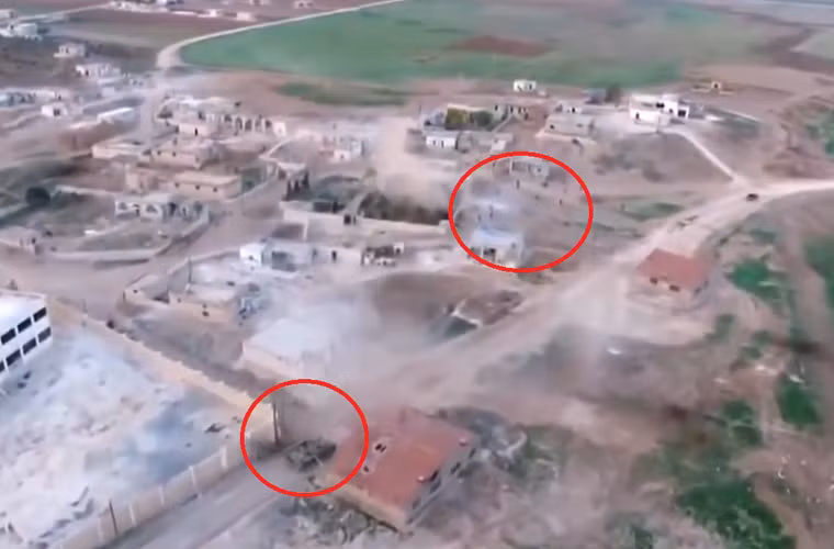 Trong bức ảnh này, có thể thấy các nhóm quân tiến rất nhanh vào ngôi làng, trong khi xe tăng T-72 chạy vòng ngoài.