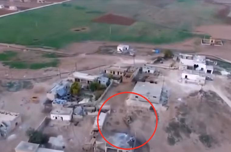 Chiếc T-72 của Quân đội Syria tiến vào trung tâm ngôi làng, họ chưa gặp phải bất kỳ sự kháng cự lớn nào từ phiến quân al-Nusra.