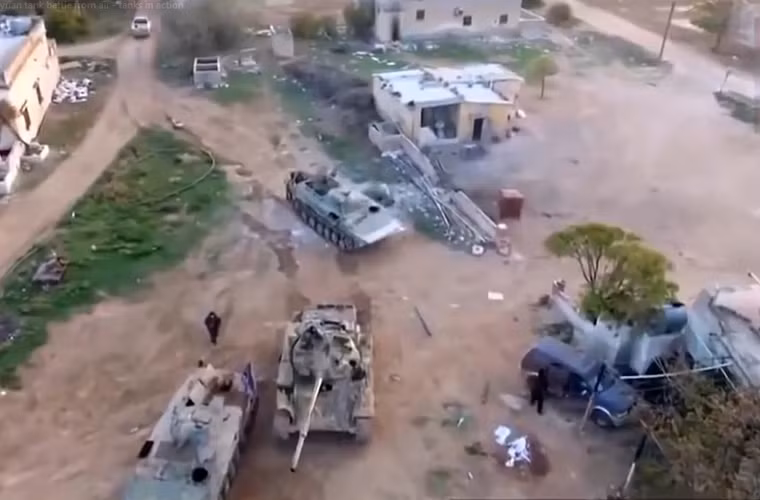 Cuộc tấn công phiến quân được thực hiện bởi số lượng nhỏ binh sĩ (có thể vài chục tới hơn trăm) cùng 3-4 xe tăng – thiết giáp. Ảnh: Các binh sĩ Quân đội Syria khẩn trương leo lên các xe chiến đấu bộ binh BMP-1.