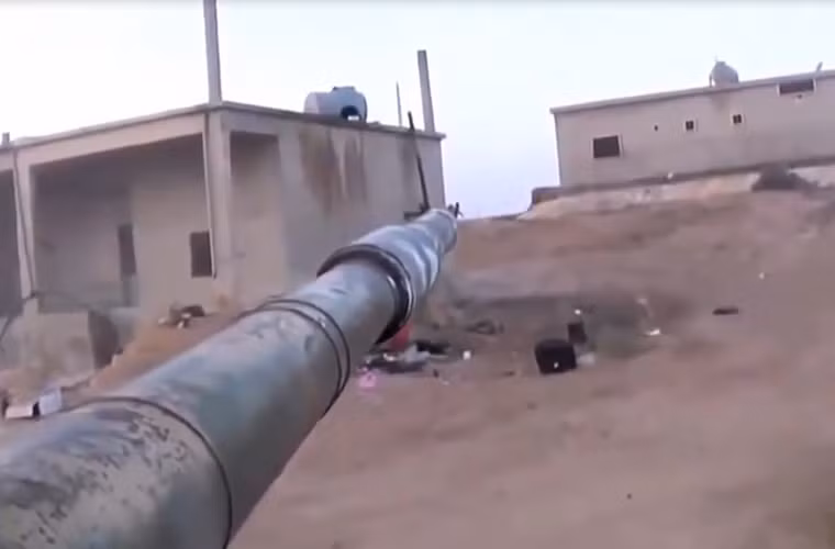 Camera Gopro gắn trên tháp pháo xe tăng ghi lại hành trình cuộc tấn công của Quân đội Syria.