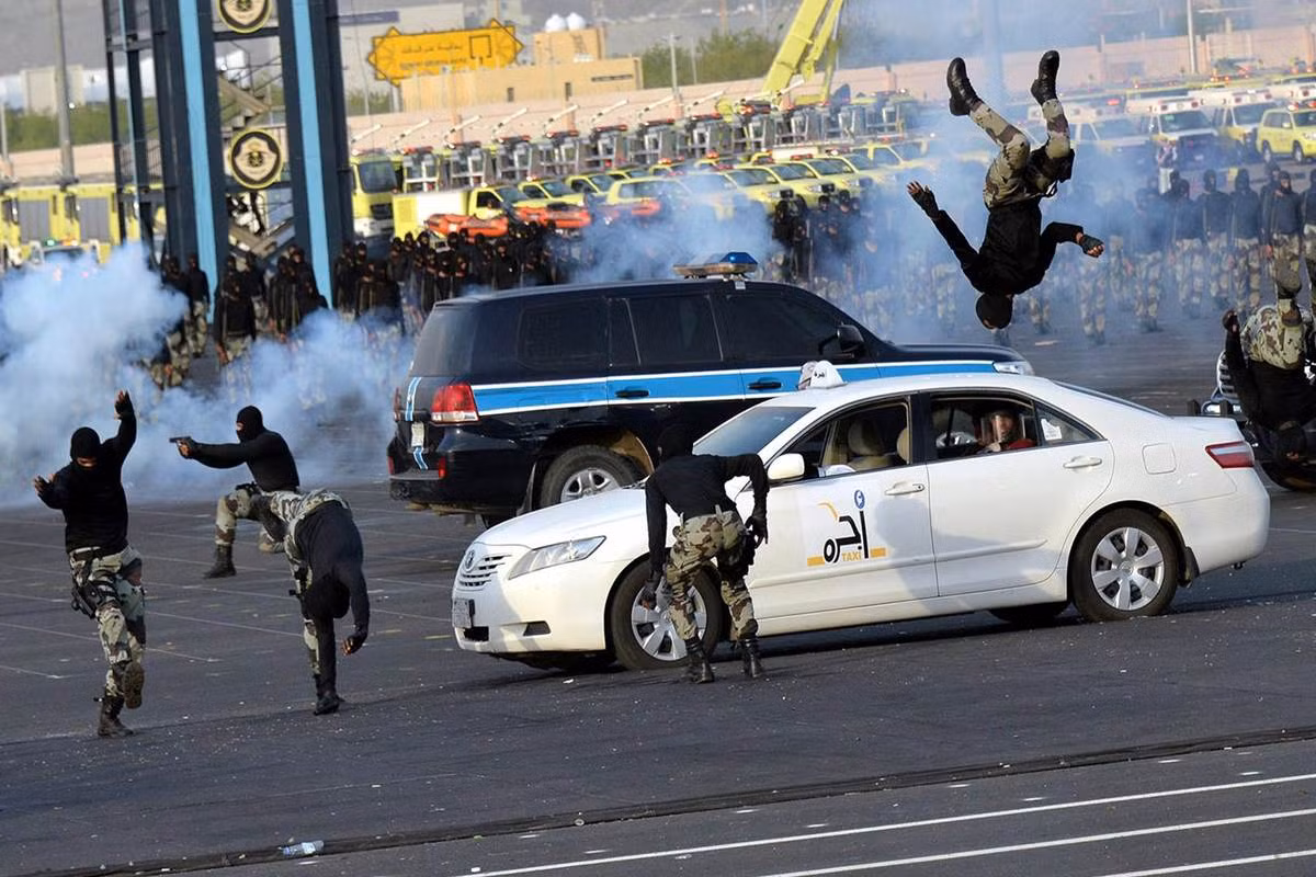 Kinh phí quốc phòng của Ả Rập Xê Út trong năm 2016 vừa rồi đạt 56 tỷ USD, lớn thứ ba thế giới chỉ sau Mỹ và Trung Quốc, vượt cả Nga và Anh. Ảnh: Binh lính đặc nhiệm Ả Rập Xê Út thực hiện tác chiến chống khủng bố. Nguồn ảnh: NBC.