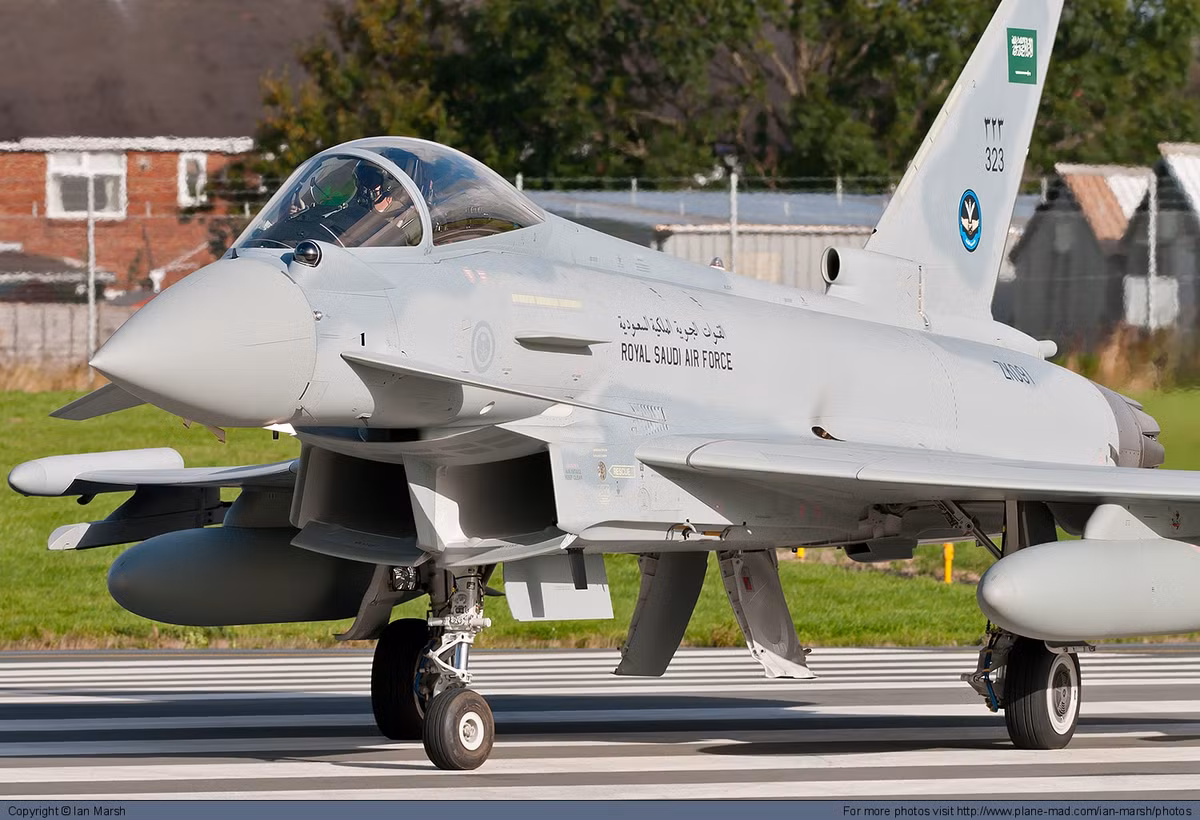 Ngoài ra, không quân nước này còn sở hữu một loạt các phi cơ cảnh báo sớm, tuần tiễu, tác chiến điện tử, tiếp liệu trên không và vận tải. Năng lực không quân của Ả Rập Xê Út được các chuyên gia đánh giá là "đủ" để có thể tham gia được một cuộc chiến tranh chủ lực trong thời gian dài. Nguồn ảnh: Plane.