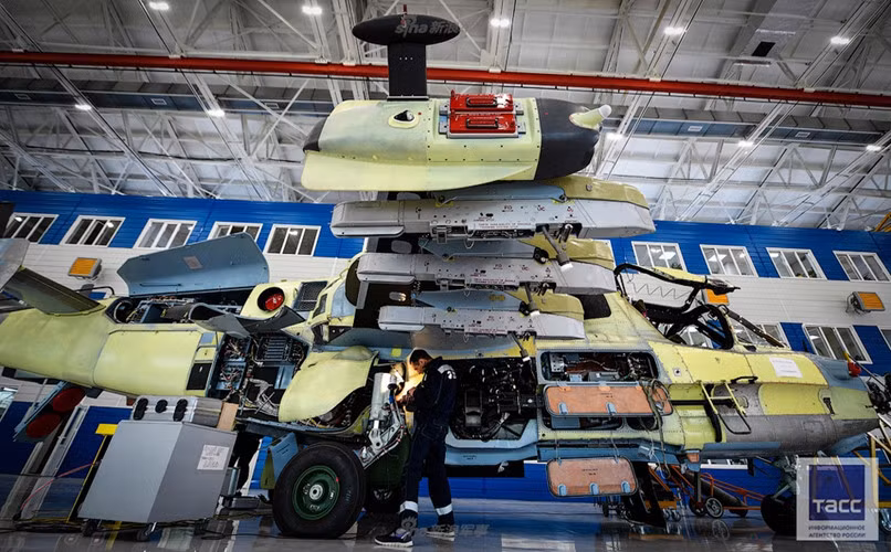 Nhà máy lắp ráp máy bay trực thăng tấn công Ka-52 có tên Tiến Bộ nằm tại thành phố Primorye, Nga. Nguồn ảnh: TASS.